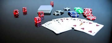 Antarmuka aplikasi mobile btstoto menampilkan menu permainan slot dan meja live dealer